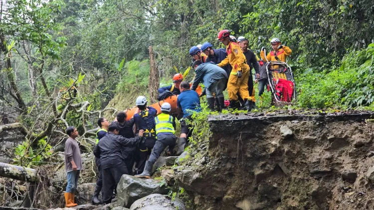 警消在乾枯溪床尋獲墜谷男子。警方提供
