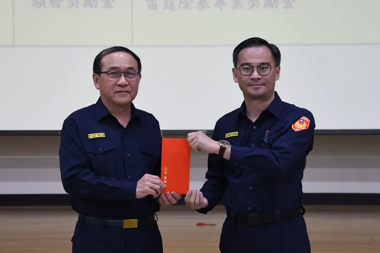 局長吳坤旭頒發慰問金。警方提供