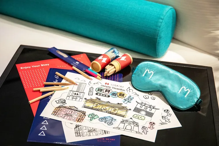 台北凱達大飯店寶貝假期住房專案所贈送的「凱達周邊景點繪圖紙」內含多處萬華知名景點，讓孩子們在塗鴉創作中彷彿邊畫邊旅遊，探索萬華的迷人風貌。台北凱達大飯店提供