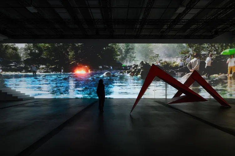 「新店男孩」藝術家透過從長居新店郊區的經驗與觀察，結合遊戲引擎、沉浸式投影與傳統媒材，建構出流域、生活、靈感、藝術的生命景觀。文化局提供