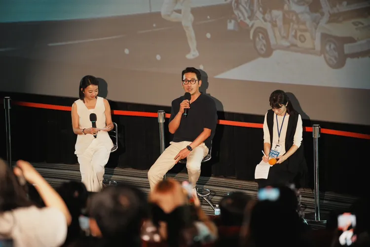 河正宇（中）回答粉絲問題。車庫娛樂提供