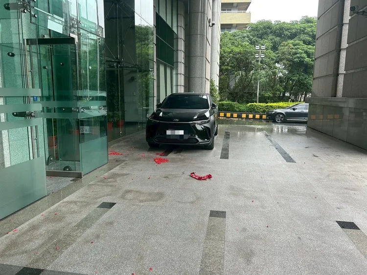 地上殘留鞭炮的碎屑。警方提供