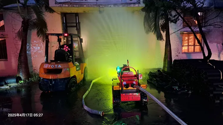 消防機器人到火場救援。翻攝畫面