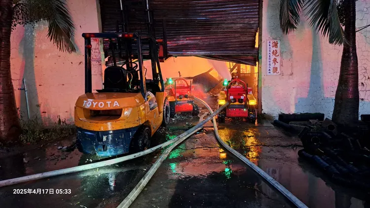 南陽化工工廠火勢到清晨6時多撲滅。翻攝畫面