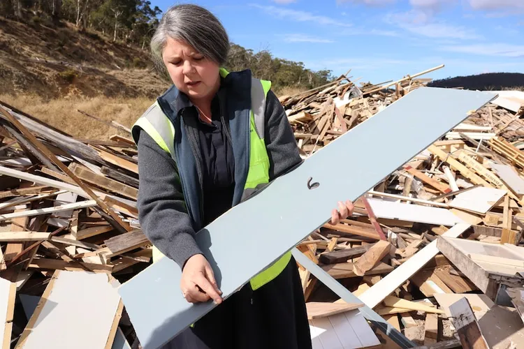 垃圾場大量廢棄速成家具堆積如山。澳洲廣播公司