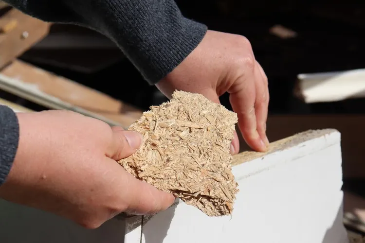 用木材或牛皮紙加上膠水黏合的板子。澳洲廣播公司