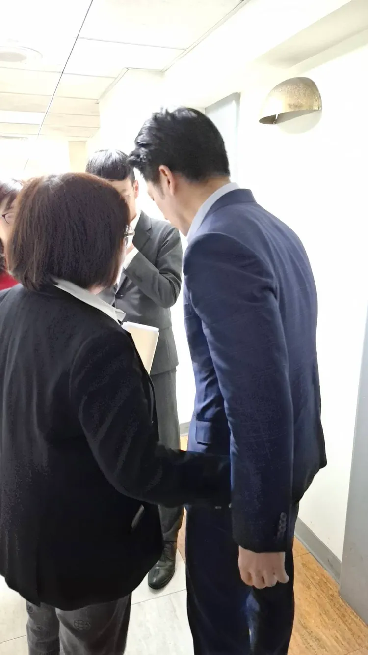 蔣萬安特地慰問黃呂錦茹。讀者提供