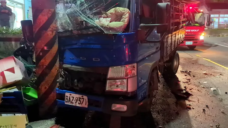 一部貨車迎面撞上路邊電杆，導致車頭出現嚴重受損。翻攝照片