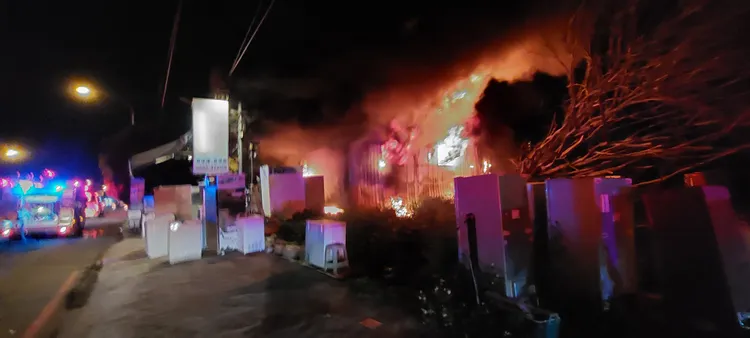 消防人員到場時火勢已竄起。民眾提供