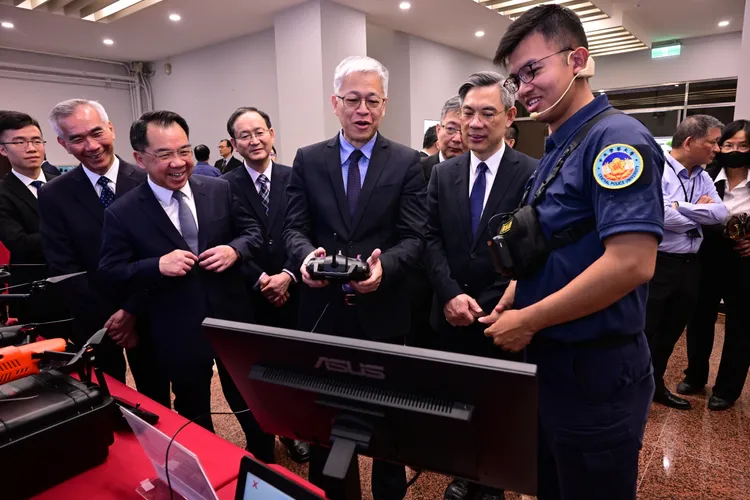 內政部次長吳堂安等人參觀警大智慧科技執法研究中心。警察大學提供