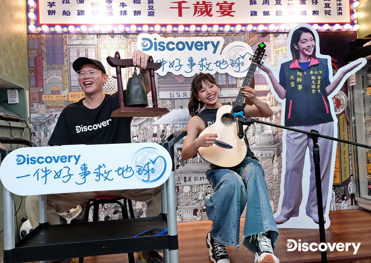 PUZZLEMAN（左）用千歲宴現場用品創作環境音，與吳汶芳（中）默契超群，即興歌詞完美押韻。Discovery提供
