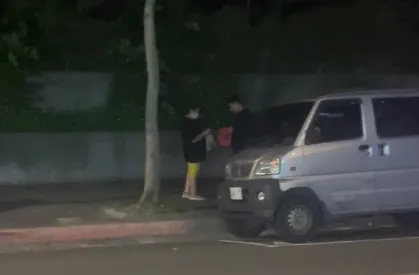 賴姓車手與被害人面交贓款。警方提供