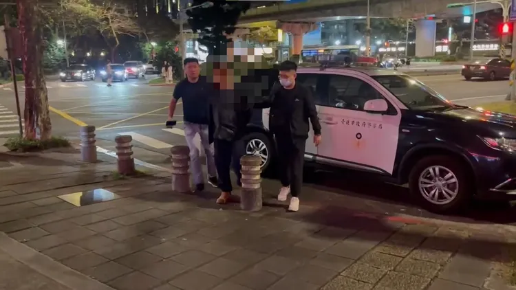警方將賴姓車手帶返所偵辦。警方提供