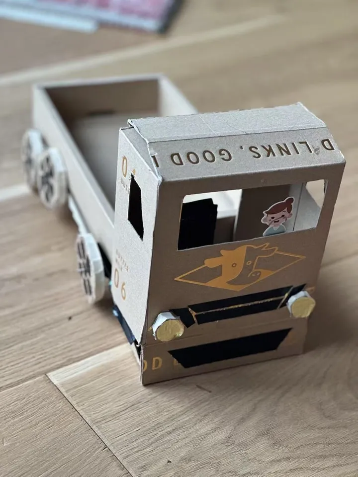 林志玲用紙盒替兒子做出一台卡車。翻攝林志玲臉書