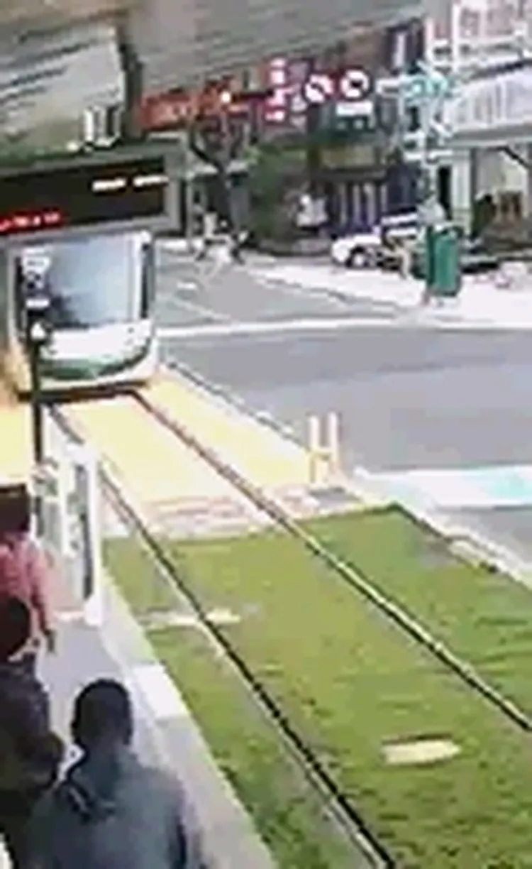 高雄輕軌列車過站不停，停在路口。翻攝畫面