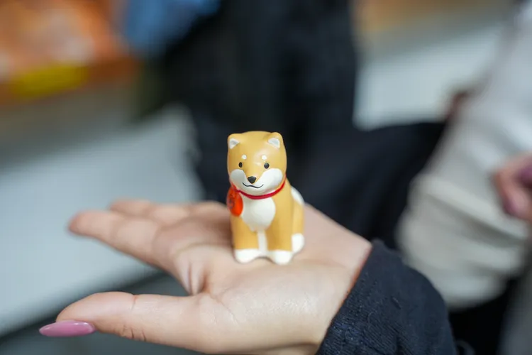 狗狗造型的詩籤，在其他神社相當少見。田欣雲攝影