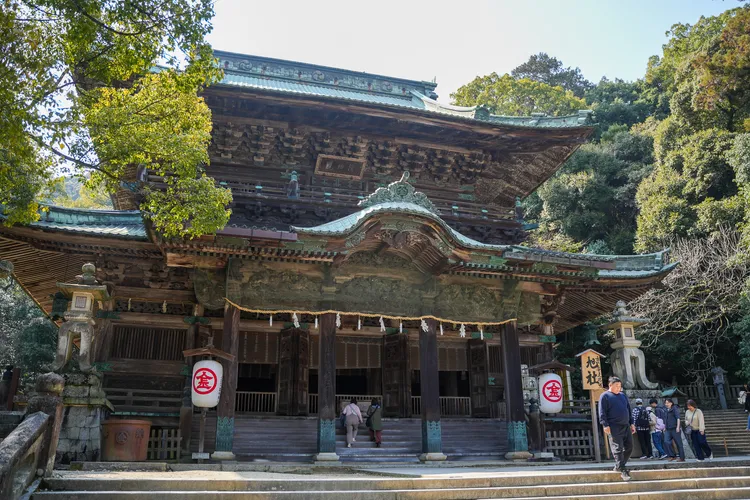 重要文化財「旭社」預計花費18年重新維修，目前正在募集經費，捐款金額達300萬日圓以上，可以選擇在通往嚴魂神社的參道進行獻石。田欣雲攝影