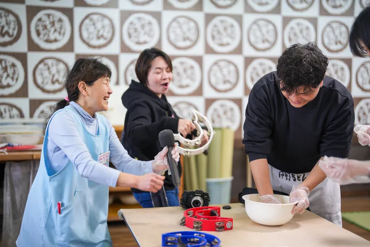 老師手舞足蹈為揉麵團的學生加油。田欣雲攝影