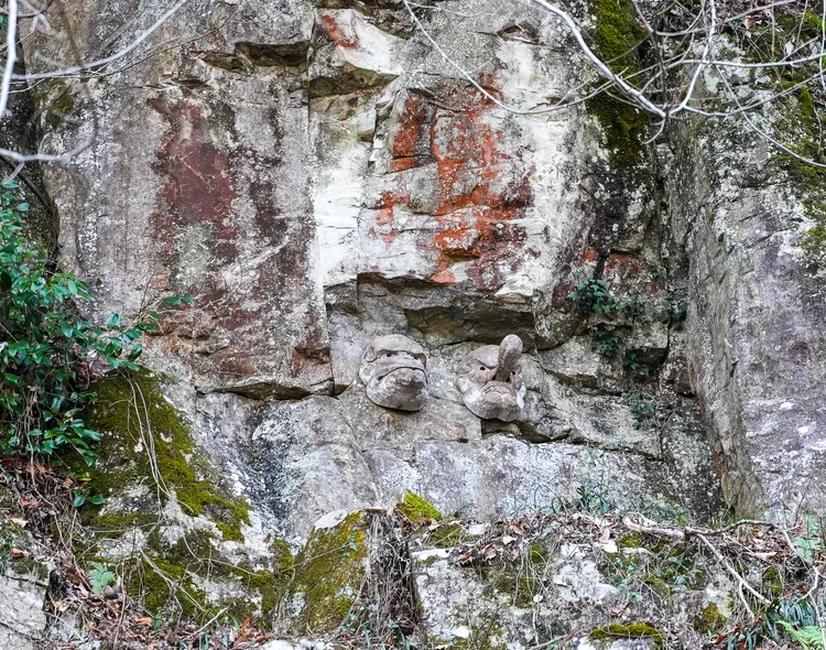 峭壁上掛著兩面天狗面具。田欣雲攝影