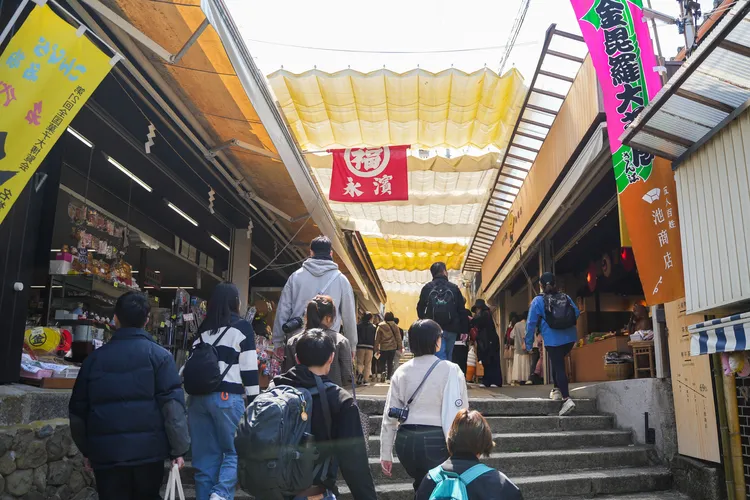 前段路程兩旁商家林立，有種逛九份老街的感受。田欣雲攝影