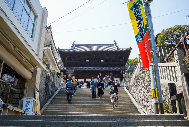 商店街的終點是位於365階的大門。田欣雲攝影