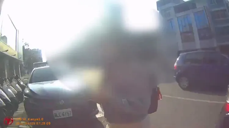 張女被洪男推倒，所幸無明顯傷勢。翻攝畫面