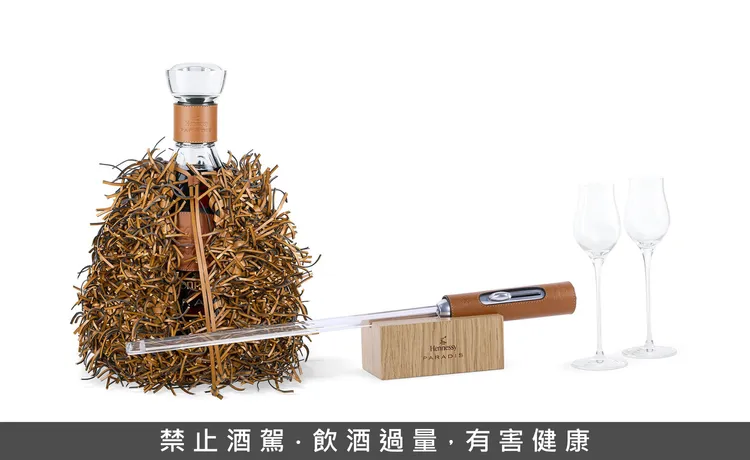 軒尼詩百樂廷 X LOEWE聯名臻品傑作 3 公升搭配栗木棕（Amber）手工編織巢形皮革外殼及軒尼詩百樂廷專屬品飲工具，包含專屬水晶杯及取酒器，為品鑑體驗增添儀式感。業者提供