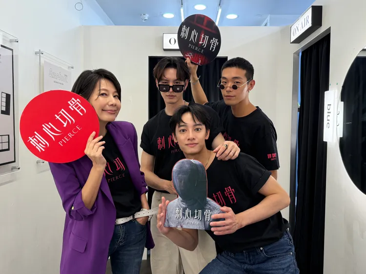 丁寧（左起）曹佑寧、劉修甫和牧森體驗大頭貼。圖／前景娛樂、劇匯文創提供