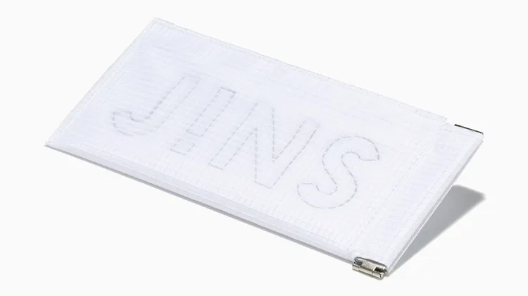 隨附限量專屬眼鏡袋，材質輕巧堅韌，收納時也有設計感與保護力