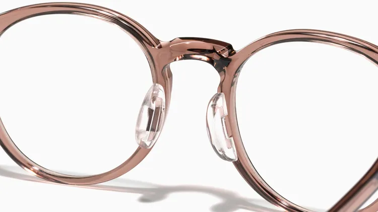 「JINS360°®超彈力耐壓系列」柔軟可動式矽膠鼻墊，吸震性高、穩定服貼，減少壓迫感與滑動問題