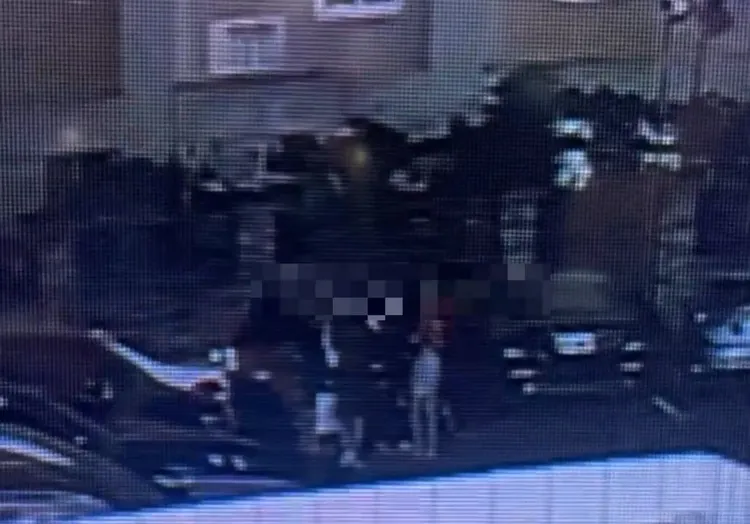 一群青少年在停車場衝突鬥毆。翻攝畫面