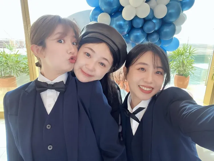 郭書瑤做勢與丫頭玩親親，右為茵聲。翻攝郭書瑤IG