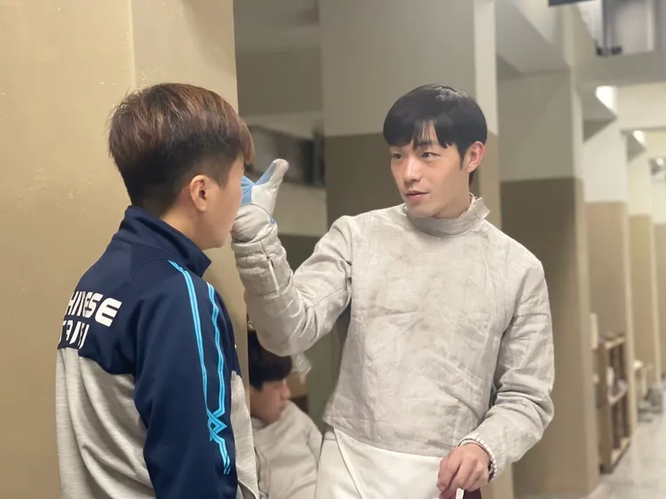 牧森飾演擊劍選手，認真與教練討論細節。周子娛樂提供