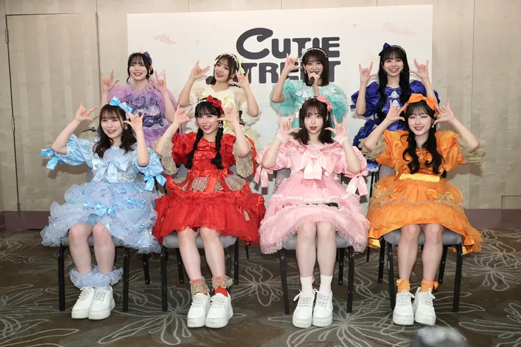 梅田miyu（前排左起）、佐野愛花、櫻庭遙花、川本笑瑠、真鍋凪咲（後排左起）、古澤里紗、板倉可奈、増田彩乃比出《只有可愛不行嗎？》招牌動作。攝影中心攝