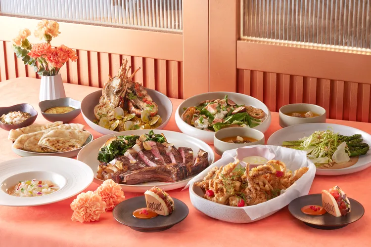 寒居酒店BeGood於5/3至5/11平日午餐及假日午、晚餐餐期推出「花綻輕語」母親節雙人及四人饗宴，四人饗宴包括「酥炸軟殼蟹及中卷、摩洛哥香料、柚子蛋黃醬」、「龍蝦番紅花大麥燉飯」、「炭烤美國帶骨肋眼牛排 (24oz.)、爐烤洋芋、綠胡椒紅酒汁」等九道式饗宴，每套7680元+10%。寒居酒店提供