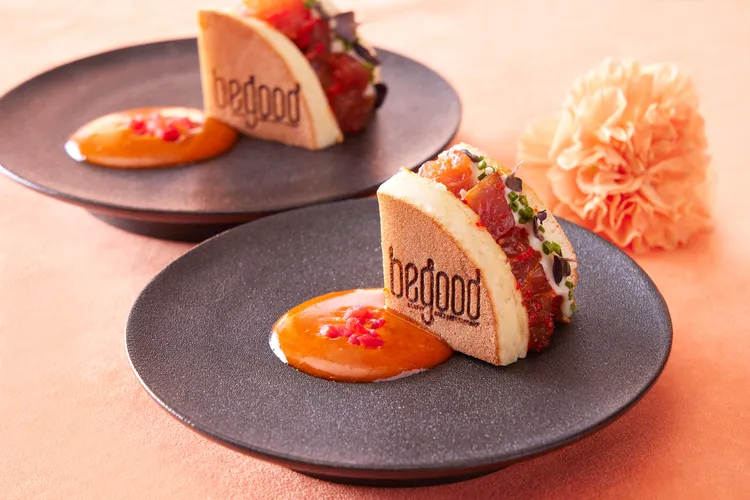 寒居酒店BeGood「鮪魚塔塔銅鑼燒、韓式薑橙醬、蝦夷蔥」，主廚創新以銅鑼燒餅皮，夾入鮮甜微辣鮪魚塔塔，甜鹹交融風味獨特。寒居酒店提供