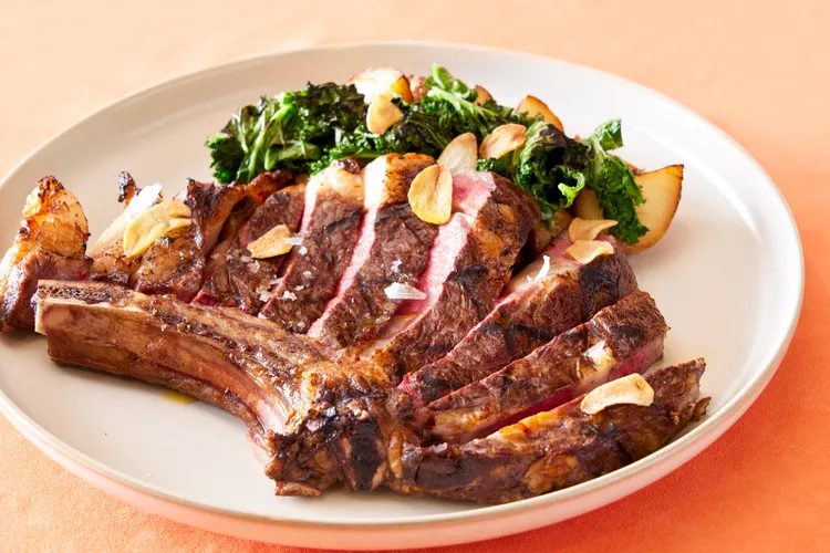 寒居酒店BeGood四人饗宴「炭烤美國帶骨肋眼牛排 (24oz.)、爐烤洋芋、綠胡椒紅酒汁」以頂級烤爐烤製的帶骨肋眼牛排，表皮微焦酥脆，內裡肉質粉嫩肉汁飽滿。寒居酒店提供