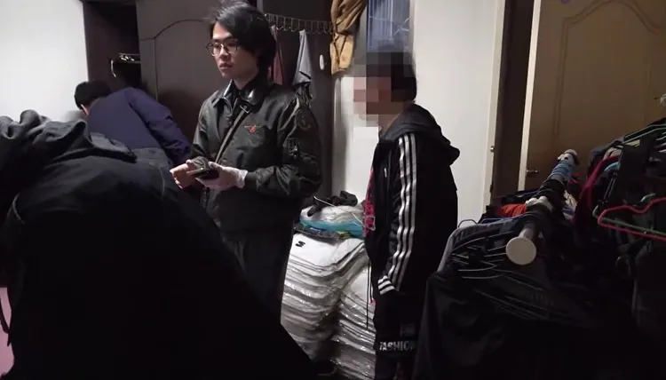 檢警前往搜索張男住處。警方提供