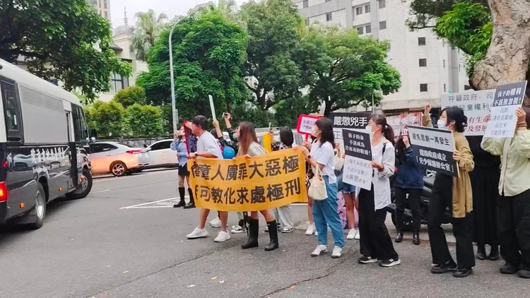 自發性到北院聲援剴剴的民眾，庭訊後在寶慶院區外，對著在囚車上的惡保母劉氏姊妹大喊，「垃圾保母、唯一死刑」。張欽攝