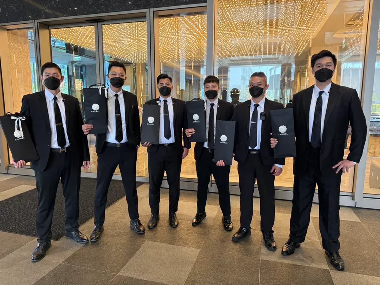 6名彪形大漢拿著木村拓哉送的CHANEL合照。新普利提供