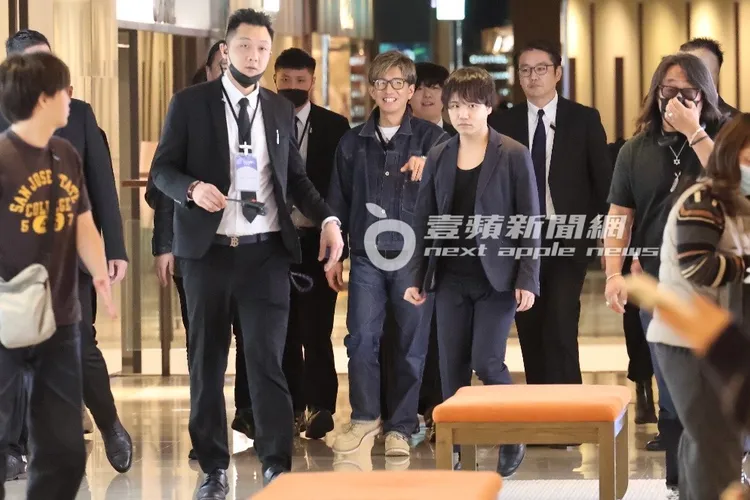 木村拓哉昨天到晶華飯店精品街的CHANEL採買，原來特地買了高檔領帶送保鑣。特勤中心攝