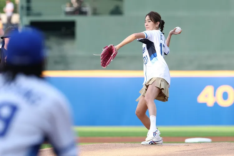 賈永婕日前為中職開球，被老公吐槽表情猙獰。翻攝賈永婕臉書