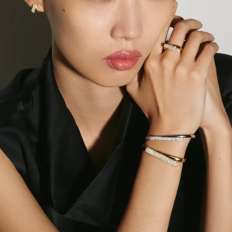 Hearts On Fire最新INSIDE/OUT系列作品展現翻摺之美。品牌提供