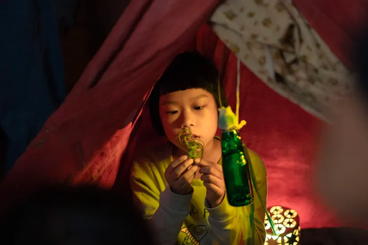 斯拉劇中將彈珠汽水瓶當作好友。公視提供