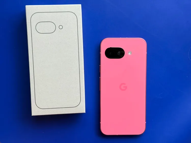 Pixel 9a此次相機模組採用平背設計。趙筱文攝