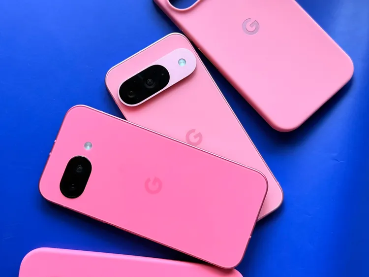 對比Pixel 9（右），Pixel 9a（左）更顯金屬感與修長。趙筱文攝