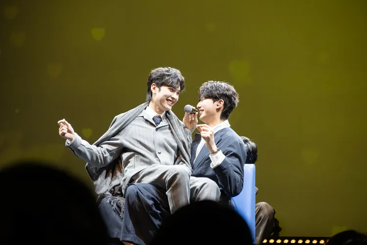 《看見愛》見面會東京站，林宇（左）在見面會上羞坐金雲大腿。大鴻藝術BIG ART提供