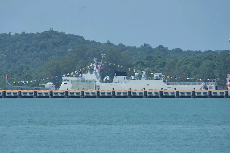 停泊在施亞努港海軍基地的中國軍艦。美聯社