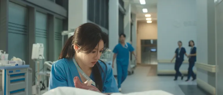 高允貞首集在醫院走廊上幫產婦接生。翻攝Netflix