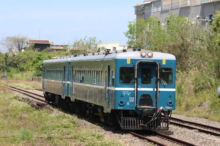 「藍寶寶」DR2400型柴油客車郵輪列車。台鐵提供